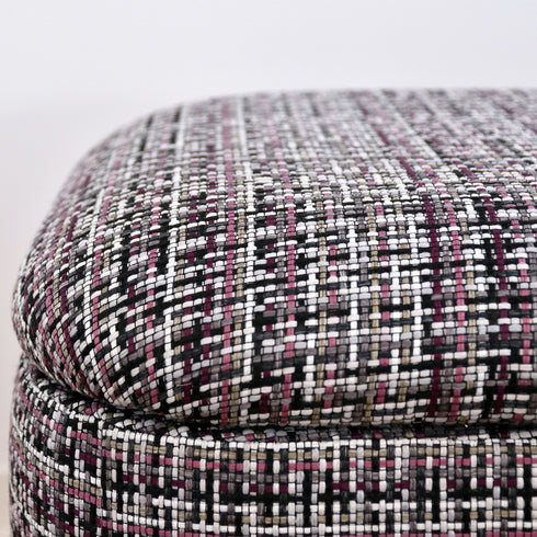 【ずっと触れていたくなる、質感】
複数の色糸をざっくりと織り上げた、表情豊かなファブリックの心地よい手触りが、見た目だけでなく、使うたびに愛着を深めてくれます。