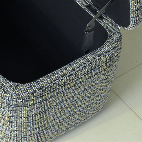 【毎日の開け閉めも、スムーズに】
丈夫なステーが蓋をしっかりと支えることで、中の物を出し入れする際にも蓋が落ちてくることがなく、日々の動作をストレスフリーにする工夫が施されています。