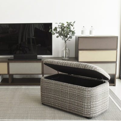 【座るだけじゃない、賢い選択】
ゆったり座れるスツールと、たっぷりしまえる収納ボックスがひとつになった賢い家具で、限られたスペースを有効活用し、快適なリビングを実現します。