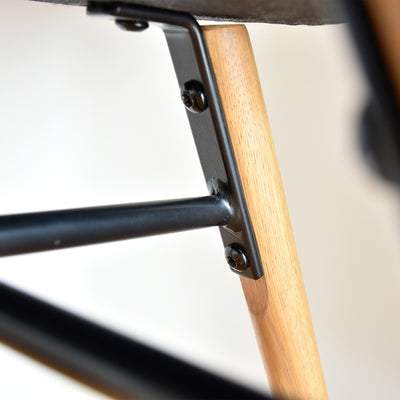 オーク無垢材を使用した木脚は、スチール材を使用することでしっかりとした強度を持たせました。