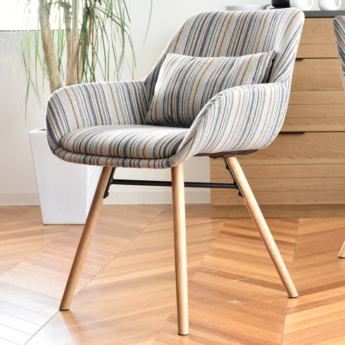 複数の色を組み合わせたストライプ柄の張地とオーク無垢材を使用した木脚が魅力の北欧モダンなチェア。