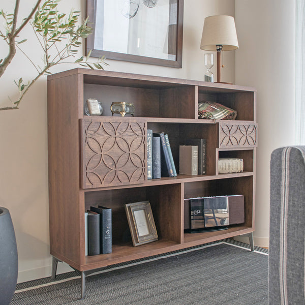 木目調と幾何学的な装飾のコントラストがアンティークな雰囲気を引き立てる幅120cmタイプのシェルフです。