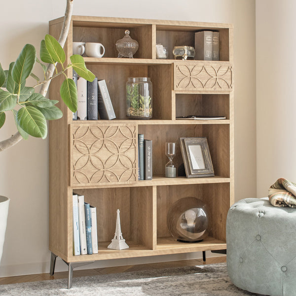 木目調と幾何学的な装飾のコントラストがアンティークな雰囲気を引き立てる幅90cmタイプのシェルフです。