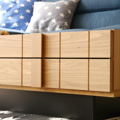 前板にはやさしい表情のオーク無垢材を使用し、無垢材特有の不規則なラインの入った見た目、目を惹く形状の引き出しの取っ手など、こだわりの詰まった一台です。