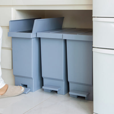 本体幅は228mm、フタを開けた際の高さは最大593mmのコンパクト設計となっておりますので、複数並べて分別用として使用したり、ラックや棚の下に収納していただくのもオススメです。