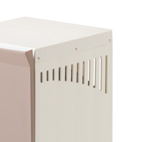 【湿気を逃がす、通気性の良い設計】
側面のスリットが空気の通り道を作ることで、バスケットの中に湿気がこもるのを防ぎ、タオルや衣類をいつでも快適な状態で保管できます。