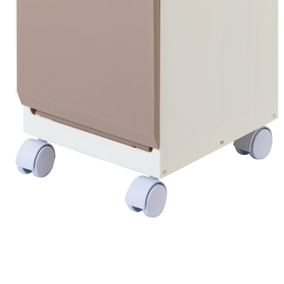 【移動もお掃除も、ラクラクキャスター】
届いてすぐに差し込むだけで使えるキャスター付きなので、お掃除の際のちょっとした移動もスムーズで、お部屋をいつでも清潔に保てます。