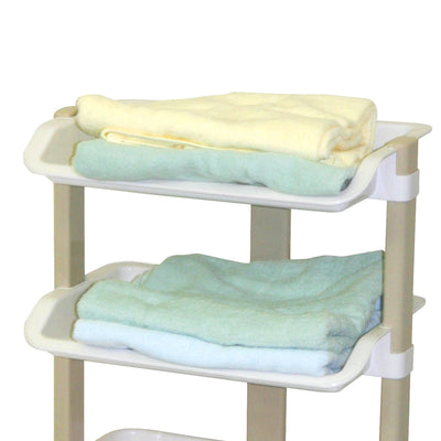 【さっと取れるトレイ型収納】
フチのあるトレイ型の棚は、置いたものが滑り落ちにくく、畳んだタオルや着替えをさっと取り出せるストレスフリーな設計が嬉しいポイントです。