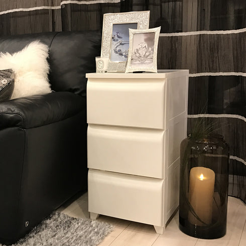 天板も厚みのあるしっかりとした天板なので、ちょっとした小物などを飾ることもできます。