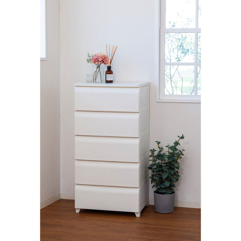 【お部屋になじむ佇まい】
落ち着いたアイボリートーンと優しい曲線が、インテリアに自然と溶け込みながら収納力をしっかり確保してくれます。