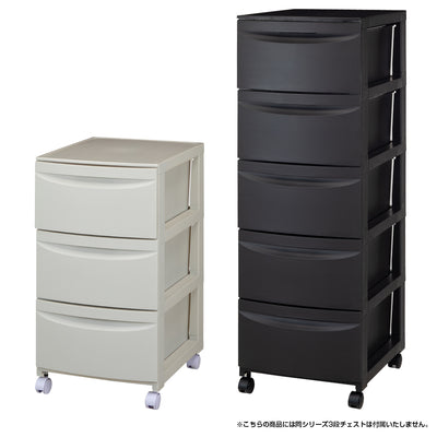 【揃えて使える同デザイン家具】
スリムタイプの他にワイドタイプもご用意しており、シリーズで揃えればお部屋に統一感が生まれ、よりコーディネートの幅が広がります。