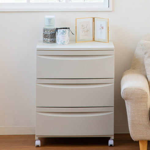 【暮らしになじむ収納】
ベーシックなミルクティベージュカラーが空間に優しく溶け込み、リビングや寝室に自然にフィットするデザインで、おしゃれに収納力をアップできます。