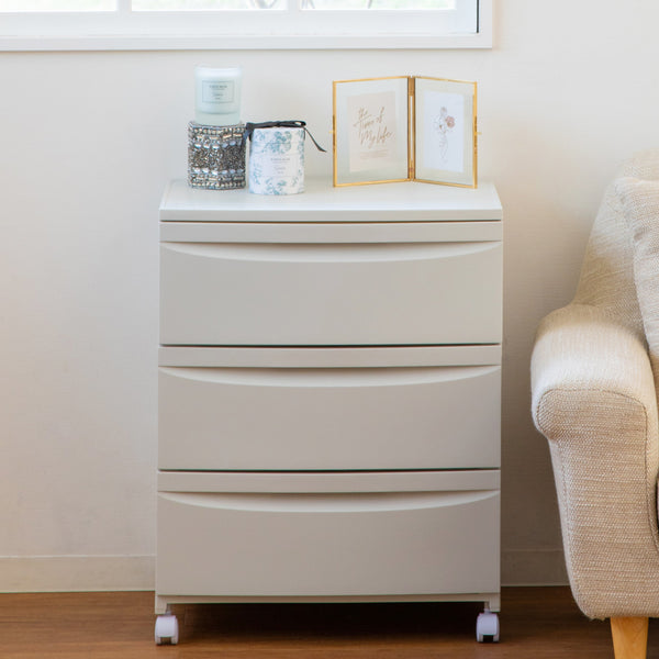 【暮らしになじむ収納】
ベーシックなミルクティベージュカラーが空間に優しく溶け込み、リビングや寝室に自然にフィットするデザインで、おしゃれに収納力をアップできます。