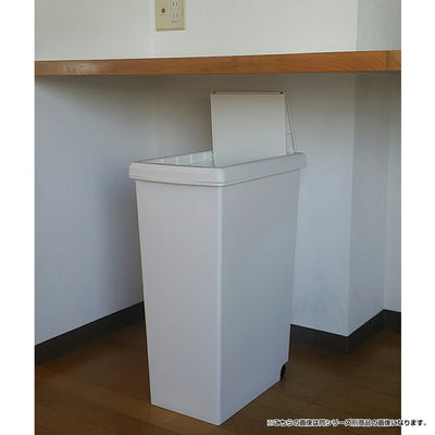 フタがフルオープンするタイプと比べて、スライドオープンするタイプはフタオープン時に高さを取りませんので、棚やカウンターの下にスッキリと収納していただけます。