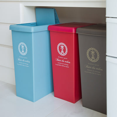 フタがフルオープンするタイプと比べて、スライドオープンするタイプはフタオープン時に高さを取りませんので、棚やカウンターの下にスッキリと収納していただけます。