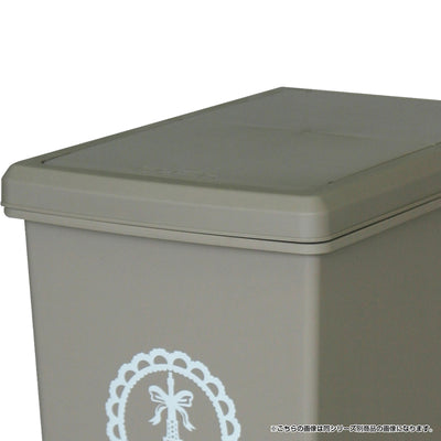 本体上部には引手があり掃除をしたりポリ袋を交換する際にも簡単に動かせます。