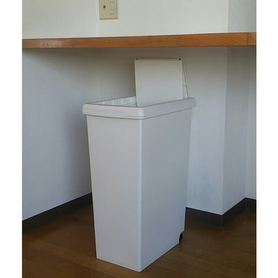 フタがフルオープンするタイプと比べて、スライドオープンするタイプはフタオープン時に高さを取りませんので、棚やカウンターの下にスッキリと収納していただけます。