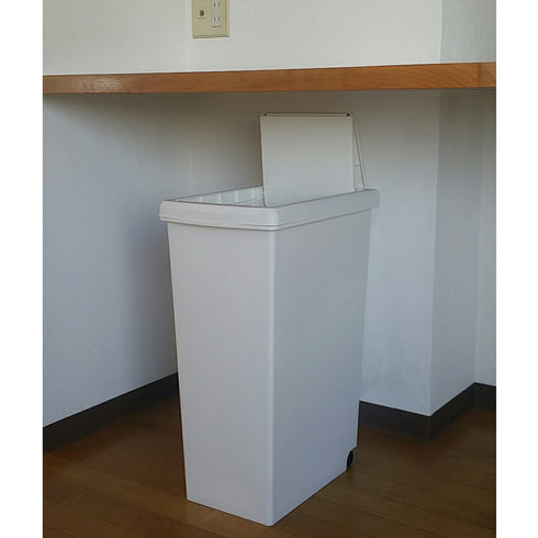 フタがフルオープンするタイプと比べて、スライドオープンするタイプはフタオープン時に高さを取りませんので、棚やカウンターの下にスッキリと収納していただけます。