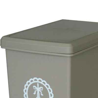 【指一本で簡単オープン】
ワンプッシュで静かに開くフタは使い心地が良く、さりげないデザインが暮らしに馴染みます。