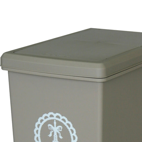 【指一本で簡単オープン】
ワンプッシュで静かに開くフタは使い心地が良く、さりげないデザインが暮らしに馴染みます。