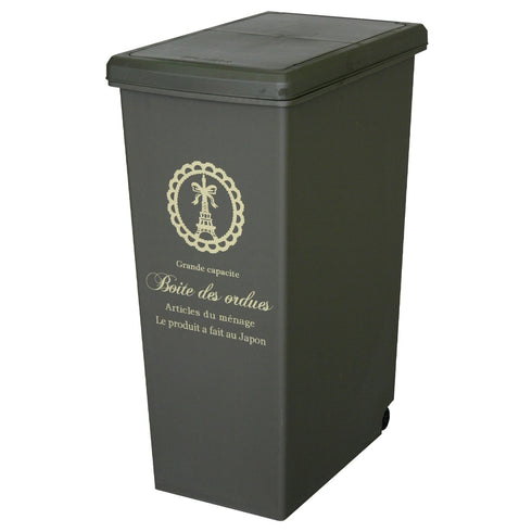 【落ち着きのあるブラウン】
シックなブラウンカラーは、どんなお部屋にも馴染みやすく、ワンタッチで開閉できる使いやすさも魅力です。