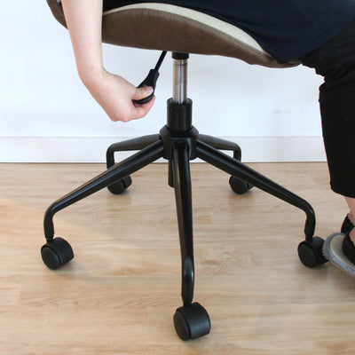 座面の高さを43~51cmに調整可能な上下昇降機能が付いており、デスクのサイズや使う人に合わせて高さを調節することができます。