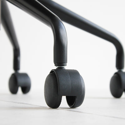 安定感抜群な5本脚にはキャスターが付いており、椅子に座ったままの移動もスムーズに行えます。