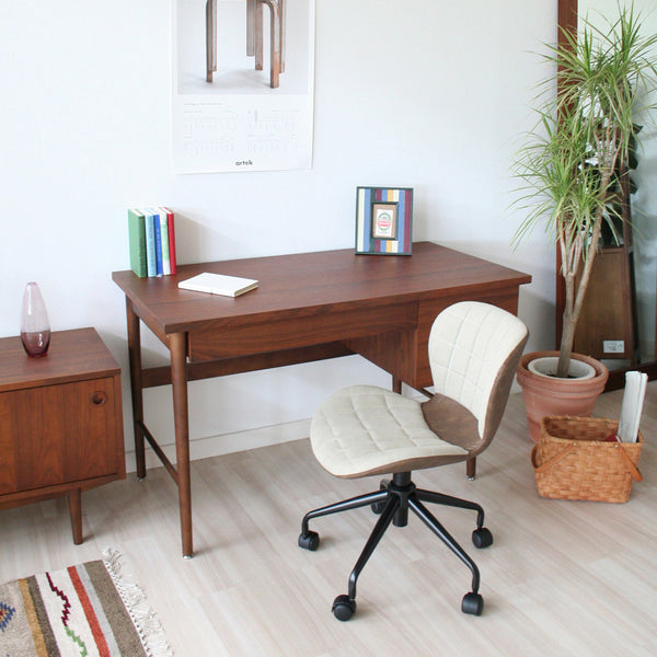 ベージュの布地とブラウンの合皮を組み合わせたデザインが、レトロでクラシカルな雰囲気を醸し出す、お洒落なチェアです。