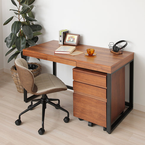 肘なし設計でコンパクトなサイズ感なのでお部屋を圧迫せず、デスクやテーブル内に収まりやすいです。