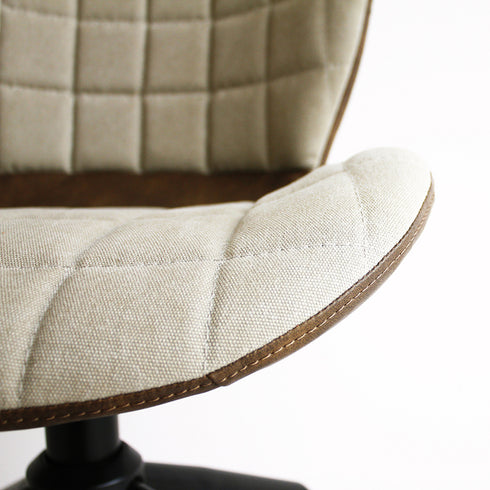 ファブリック生地の座面は触り心地が良く、長時間座っていても疲れにくいです。