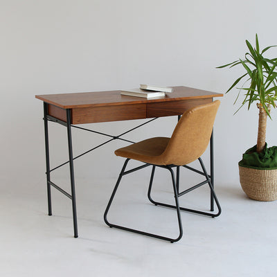 【おうちでカフェ気分を】
温かみのあるキャメルカラーのチェアが、何気ない日常をお気に入りのカフェのような特別な空間へと変え、読書や仕事の時間をより豊かなものにしてくれます。