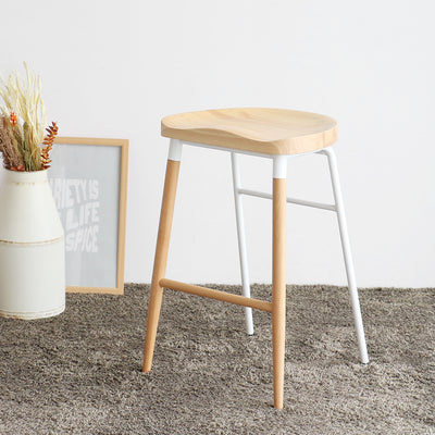 シンプルで飽きのこないデザインのバースツール。