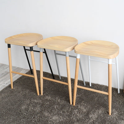 アクセントカラーとして、天然木のナチュラルカラーに合うブラック、グレー、ホワイトの3色からお好みのカラーを選べ、さらに個性的な空間を演出できます。