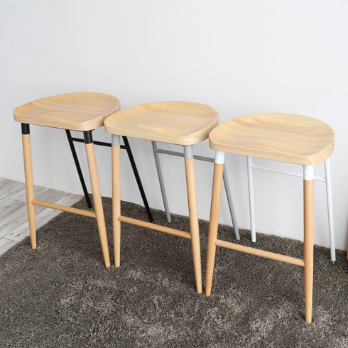 アクセントカラーとして、天然木のナチュラルカラーに合うブラック、グレー、ホワイトの3色からお好みのカラーを選べ、さらに個性的な空間を演出できます。