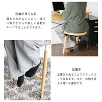 【美しい姿勢を保つ、スツール】背もたれがないことですっきりと美しい姿勢を保ち、足置きがあることでリラックスした体勢も取れる、考え抜かれた設計が魅力です。