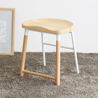 【ぬくもり感じる、暮らしの道具】
天然木とスチールの異素材ミックスが美しいロースツールは、柔らかな曲線を描く座面が体に優しくフィットし、あなただけのリラックス時間を与えてくれるでしょう。