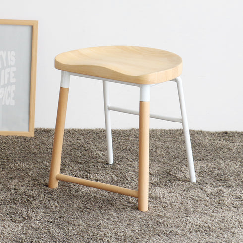 【ぬくもり感じる、暮らしの道具】
天然木とスチールの異素材ミックスが美しいロースツールは、柔らかな曲線を描く座面が体に優しくフィットし、あなただけのリラックス時間を与えてくれるでしょう。