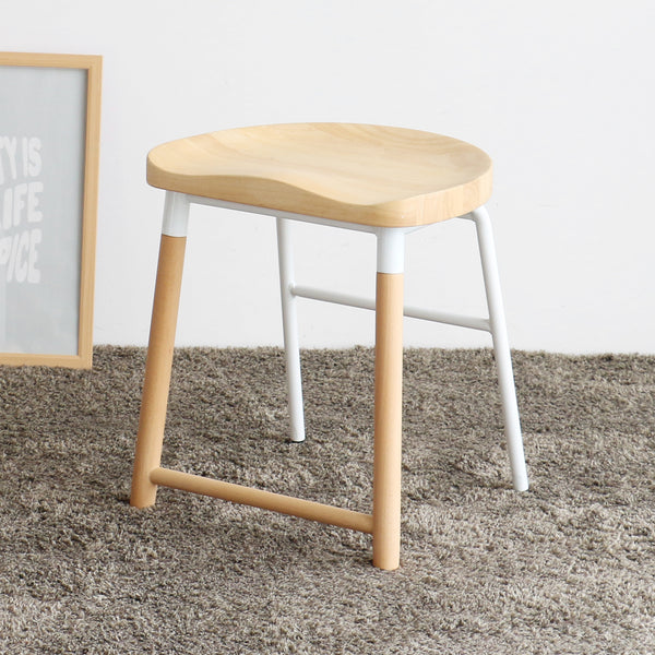 【ぬくもり感じる、暮らしの道具】
天然木とスチールの異素材ミックスが美しいロースツールは、柔らかな曲線を描く座面が体に優しくフィットし、あなただけのリラックス時間を与えてくれるでしょう。