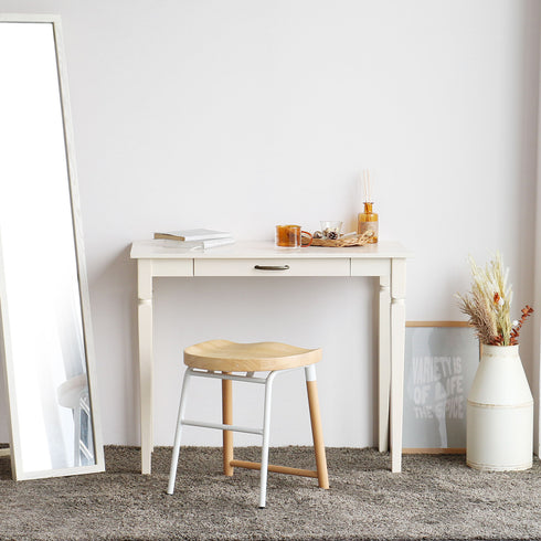 【毎日の支度が楽しくなる相棒】
コンパクトなスツールは、ドレッサーの前にそっと置くだけで、まるでカフェのようなお洒落な空間へと変身させ、朝の時間を特別なものにしてくれます。