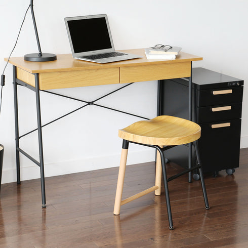 【書斎を彩る、洗練のデザイン】
スタイリッシュな佇まいのスツールは、お気に入りのデスクと合わせることで、集中力を高めるワークスペースを演出し、日々の作業を快適にサポートします。