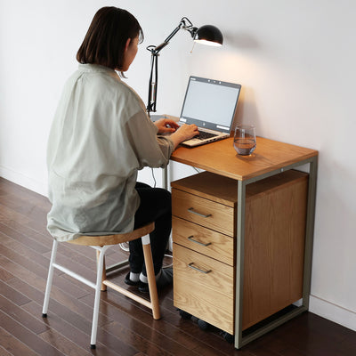 【暮らしに溶け込む、優しい存在】
軽量だからどこへでも気軽に持ち運べ、デスクワークからちょっとした腰掛けまで、日々のあらゆるシーンに寄り添う、あなたのための特別な一脚です。