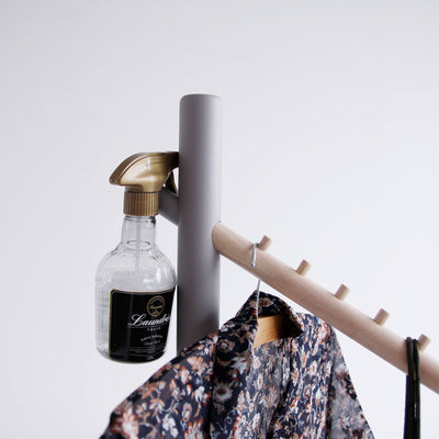 【あると便利な後方フック】
耐荷重1kgの後方フックには、帽子やバッグのほか、お気に入りのファブリックスプレーを掛けておけば、お出かけ前や帰宅後の衣類ケアがとてもスムーズになります。