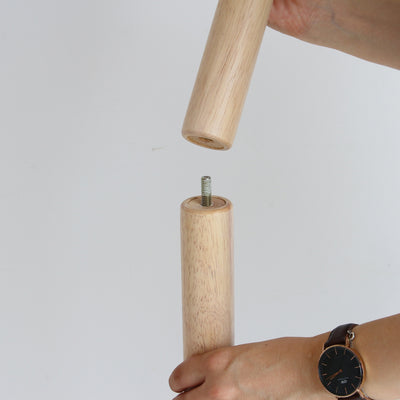 【工具は不要、組立ても簡単】
支柱をくるくると手で回して固定するだけのシンプルな設計なので、工具を用意する必要もなく、女性一人でも約15分で簡単に組み立てられます。