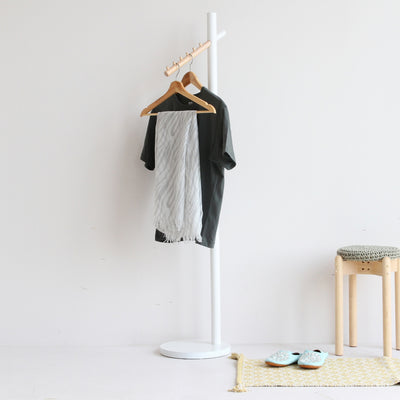 【心地よい余白を楽しむ暮らし】
あえて余白を残してコーディネートを掛けることで、お部屋に美しい抜け感が生まれ、スツールや小物を合わせれば自分だけのお気に入りの空間が完成します。