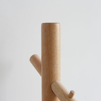 【暮らしに馴染む天然木の温もり】
滑らかな手触りと美しい木目が際立つ天然木の支柱は、お部屋に温かみをプラスし、周囲のインテリアと調和しながら上質な雰囲気をさりげなく演出します。