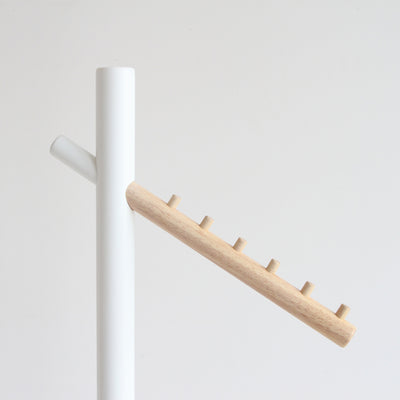 【子供の成長に合わせて長く使える】
女性でも簡単に組み立てられ、支柱を外して高さを調節すればお子様専用のキッズハンガーラックとしても使えるため、家族の成長に合わせて長くご愛用いただけます。