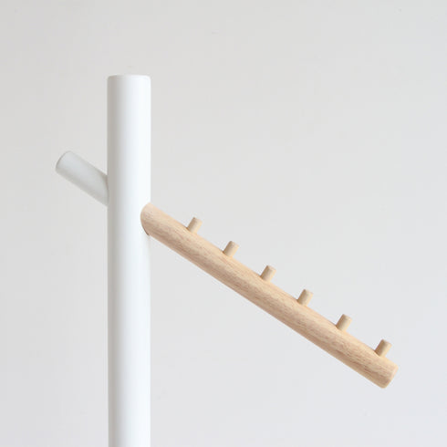 【子供の成長に合わせて長く使える】
女性でも簡単に組み立てられ、支柱を外して高さを調節すればお子様専用のキッズハンガーラックとしても使えるため、家族の成長に合わせて長くご愛用いただけます。