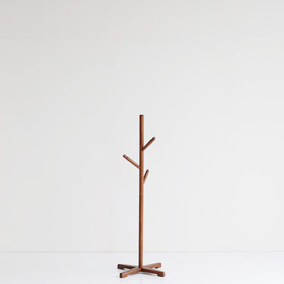 【ぼくだけ、わたしだけの定位置】
大人と同じデザインを小さくした特別なハンガーは、自分だけの場所があるという喜びと共に、お気に入りの服を大切にする心を育んでくれます。