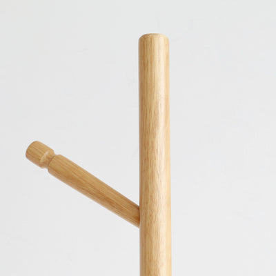 【天然木の、なめらかな質感】
思わず触れたくなるほど、なめらかに仕上げられた天然木の質感が、日々の暮らしに温もりと安らぎをもたらしてくれます。