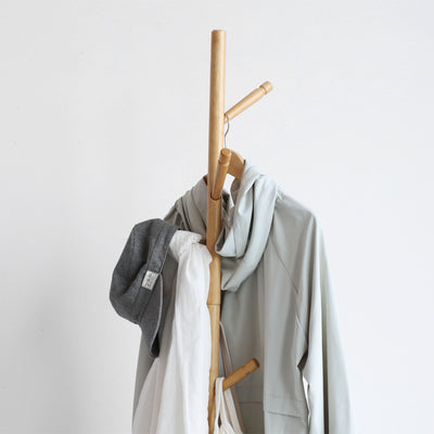 【毎日の相棒を、この一本に】
バラバラになりがちな帽子や上着、ストールなどもこの一本にまとめて掛けるだけで、お部屋が片付くだけでなく、お出かけ前の支度もスムーズになります。